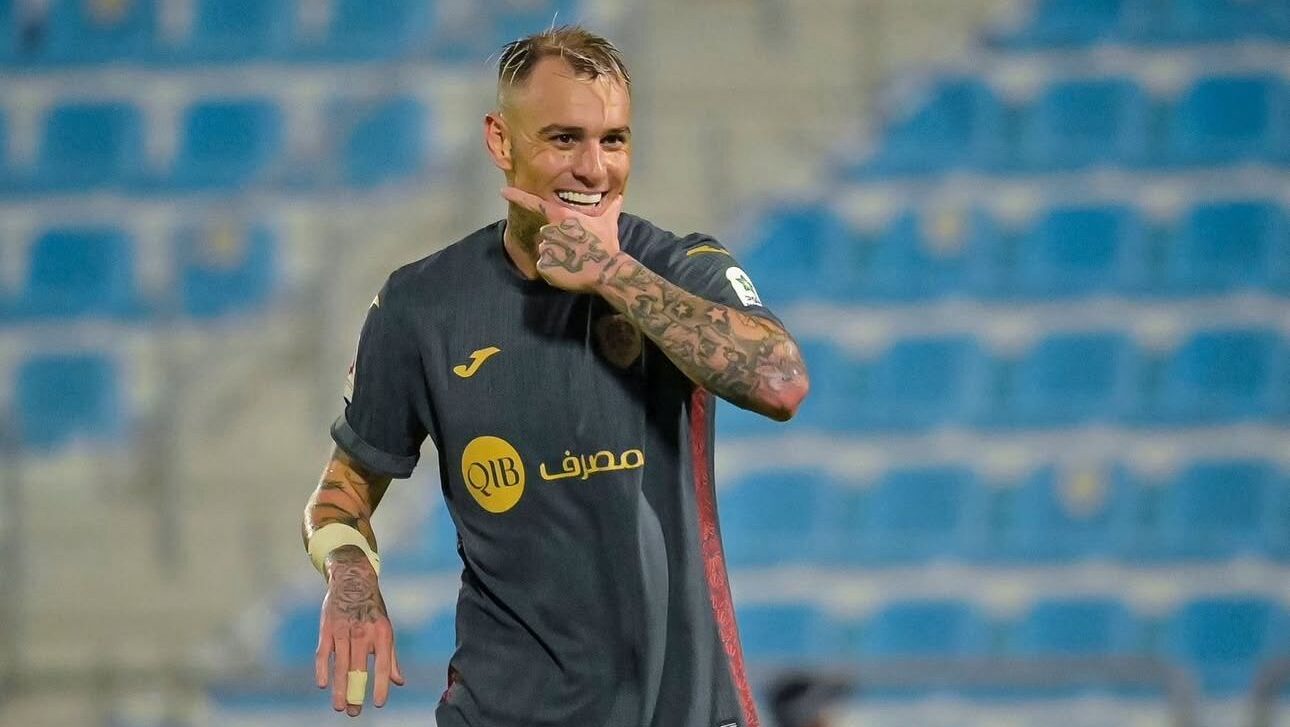 Roger Guedes em comemoração de gol pelo Al-Rayyan - Foto: Reprodução/Instagram oficial de Roger Guedes
